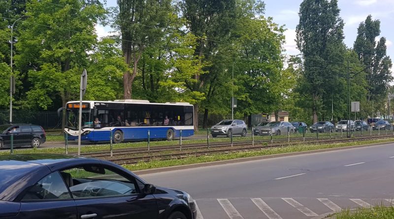 Korek na ulicy Krakowa w którym stoi autobus